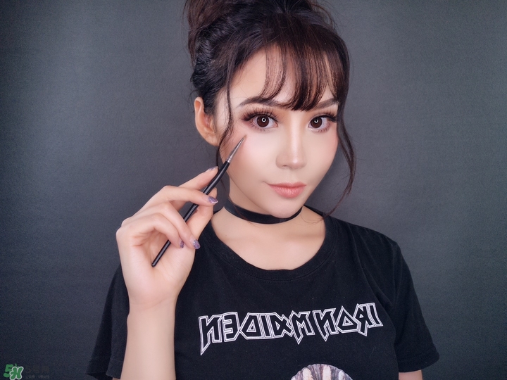 眼部干燥上妆卡粉有细纹怎么上妆